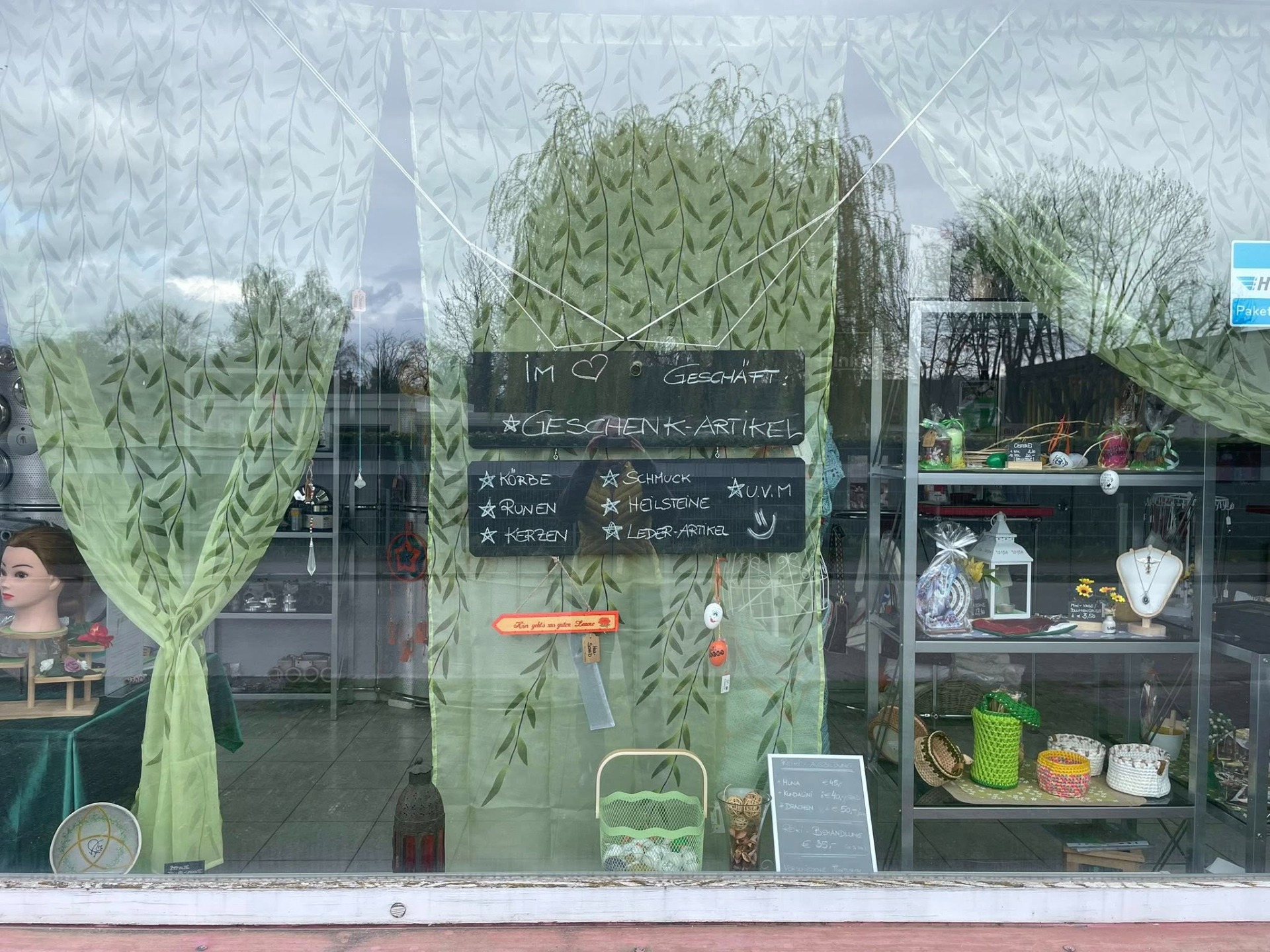 Auslage Tino's Hexenkiste